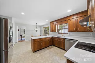 7116 Hollyhouse Dr, Charlotte, NC 28215 - Photo 6