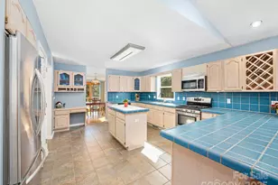 105 Goldfinch Ln, Asheville, NC 28803 - Photo 8