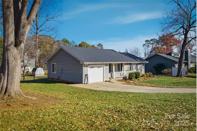 489 14th Avenue Drive NE, Hickory, NC 28601 - Photo 2