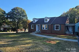 221 E Herman St, Newton, NC 28658 - Photo 2