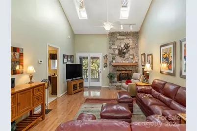 303 N Scarlet Oak Lane, Hendersonville, NC 28791 - Photo 4