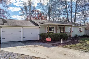 1553 Castell Ln, Hickory, NC 28601 - Photo 2