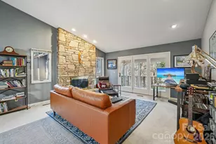 305 N Scarlet Oak Ln, Hendersonville, NC 28791 - Photo 4