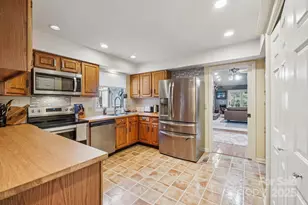 305 N Scarlet Oak Ln, Hendersonville, NC 28791 - Photo 6