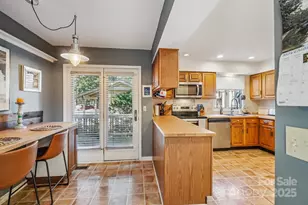 305 N Scarlet Oak Ln, Hendersonville, NC 28791 - Photo 4