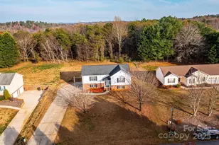 112 Meadowcreek Dr, Hudson, NC 28638 - Photo 4