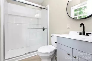 7118 April Ridge Ln, Charlotte, NC 28215 - Photo 6