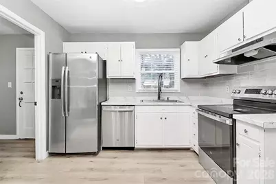 7118 April Ridge Lane, Charlotte, NC 28215 - Photo 2