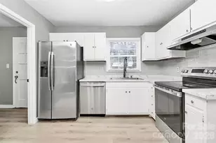 7118 April Ridge Ln, Charlotte, NC 28215 - Photo 2