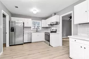 7118 April Ridge Ln, Charlotte, NC 28215 - Photo 4