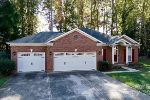 10526 Sycamore Club Dr, Mint Hill, NC 28227 - Photo 2