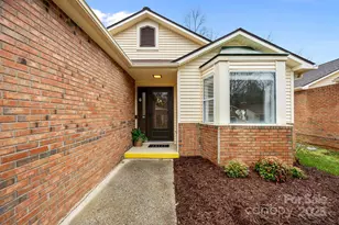 125 Exeter Ct, Hendersonville, NC 28791 - Photo 2