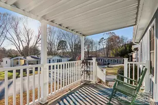 302 Meadowbrook Ct, Hendersonville, NC 28792 - Photo 4