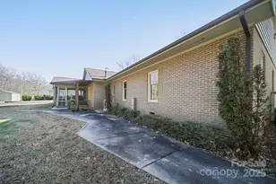 1015 Elizabeth Dr, Dallas, NC 28034 - Photo 6