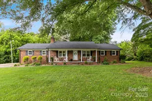 1059 Fairway Dr, Newton, NC 28658 - Photo 2