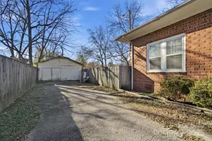 221 N Patterson St, Statesville, NC 28677 - Photo 38