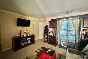 6042 Crape Myrtle Ln, Charlotte, NC 28216 - Photo 2