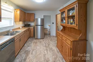 175 Blue Ridge St, Marion, NC 28752 - Photo 4