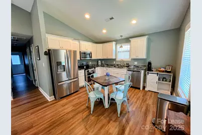 528 S Shamrock Avenue, Landrum, SC 29356 - Photo 4