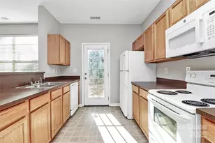 2138 Winthrop Chase Dr, Charlotte, NC 28212 - Photo 18