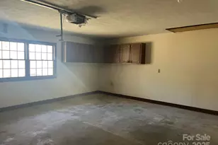 1050 Indian Hill Rd, Hendersonville, NC 28791 - Photo 20