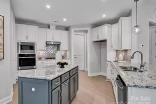 4225 Honey Locust Dr, Charlotte, NC 28215 - Photo 4