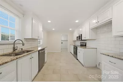 33 20th Avenue NW, Hickory, NC 28601 - Photo 4