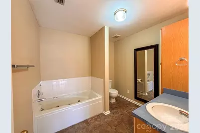 1011 21st Avenue NE, Hickory, NC 28601 - Photo 16