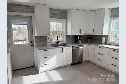 401 Bradshaw Avenue, Hendersonville, NC 28792 - Photo 12