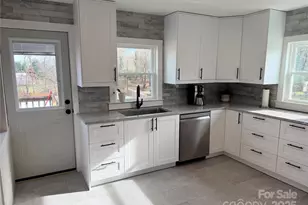 401 Bradshaw Ave, Hendersonville, NC 28792 - Photo 12