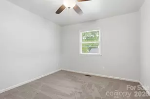 5918 Crape Myrtle Ln, Charlotte, NC 28216 - Photo 16