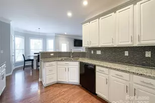 3021 Gloxinia Rd, Charlotte, NC 28215 - Photo 4