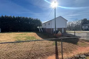 1182 Village Cir, Hickory, NC 28602 - Photo 24