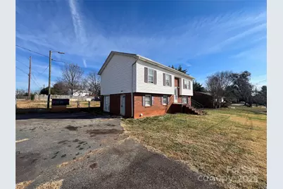 1182 Village Circle, Hickory, NC 28602 - Photo 2