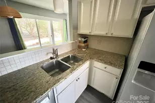 9427 S Vicksburg Ct, Charlotte, NC 28210 - Photo 2