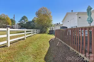 6025 Crape Myrtle Ln, Charlotte, NC 28216 - Photo 16