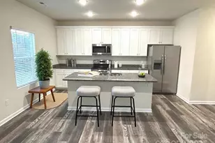 574 30th Ave Cir NE, Hickory, NC 28601 - Photo 2