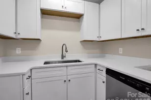 520 Courtwood Ln, Hendersonville, NC 28739 - Photo 8