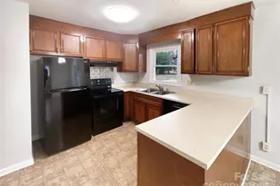 506 King Arthur Dr, Gastonia, NC 28056 - Photo 2