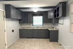 3900 Crestridge Dr, Charlotte, NC 28217 - Photo 4