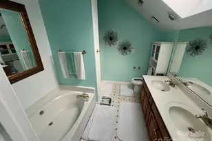 8428 Meadowcroft Ct, Charlotte, NC 28215 - Photo 16