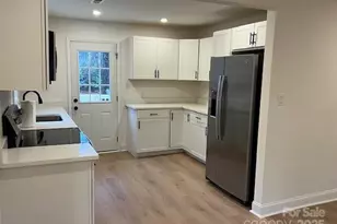 345 Fannie Cir, Charlotte, NC 28205 - Photo 4