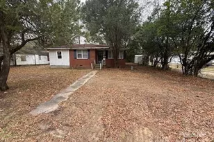 606 N Patterson St, Maxton, NC 28364 - Photo 1