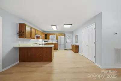 2336 21st Avenue NE, Hickory, NC 28601 - Photo 4