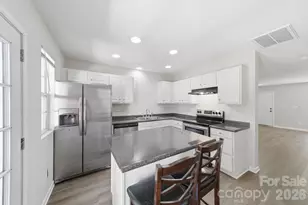 6766 Cypress Tree Ln, Charlotte, NC 28215 - Photo 22