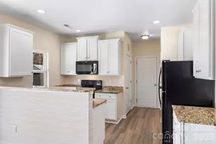 7621 Mockernut Dr, Charlotte, NC 28215 - Photo 8