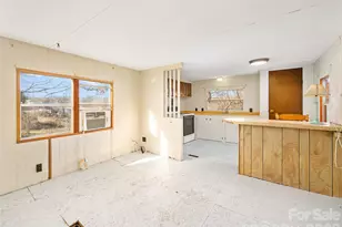 1905 Old Spartanburg Rd, Hendersonville, NC 28792 - Photo 4