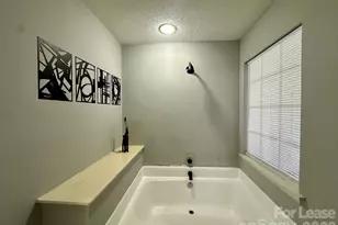 9501 Pondside Ln, Charlotte, NC 28213 - Photo 24