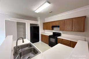 2807 Forest Grove Ct, Charlotte, NC 28269 - Photo 4