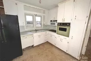 2330 40th Ave Ct NE, Hickory, NC 28601 - Photo 2